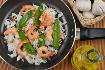 grilled shrimp with organic rice and vegetable