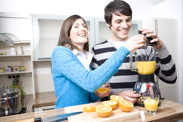 paar schneidet orangen