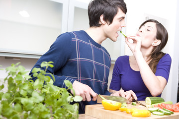 p&auml;rchen schneidet gem&uuml;se