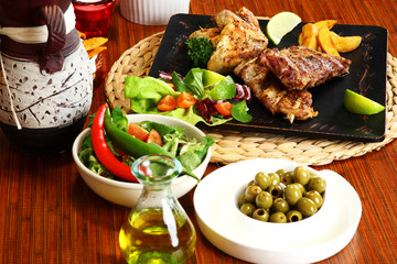 Spare Ribs und Chicken Wings