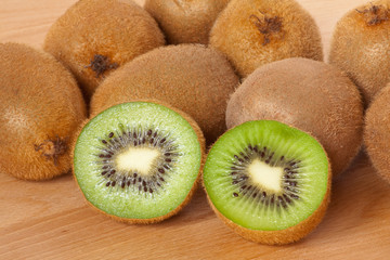 mehere Kiwi liegen auf einem Tisch