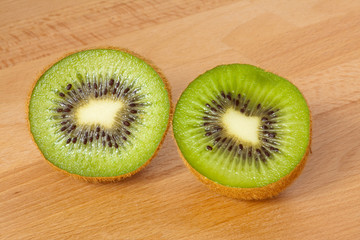 aufgeschnittene Kiwi auf einem Holztisch