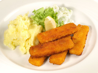 Seelachs Fischstäbchen mit Kartoffelpüree und Gurkensalat