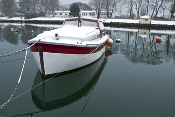 Selbstklebende Fototapeten Boot im Winter © UbjsP
