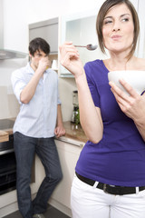 Fototapeta premium frau ist joghurt