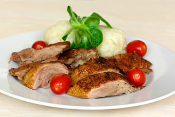 Entenbrust, gebraten-mit Kloß,Feldsalat