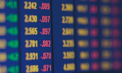 Obraz premium Grid of financial data on a computer monitor