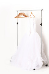 Brautkleid auf dem Kleiderständer