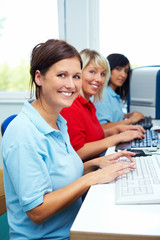 Drei Frauen am PC