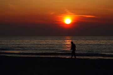 Fototapeta na wymiar Spaziergang im Sonnenuntergang alleine