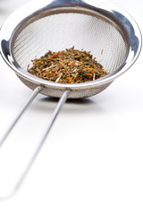 Johanniskraut - Kräuter im Teesieb