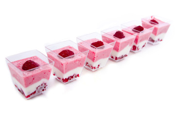 Présentation de verrines aux framboises.