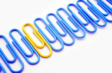 Paper Clips Close-up - Büroklammern blau gelb