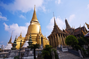 Fototapeta premium słynna świątynia Phra Sri Ratana Chedi w wewnętrznym Grand Palace