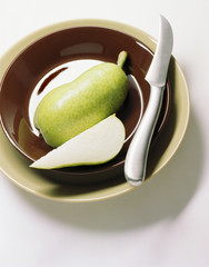 Teller mit Birne und Messer