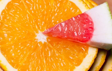 Papier Peint photo Tranches de fruits Orange et morceau de pamplemousse.