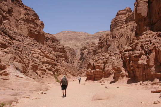 Touristen im Coloured Canyon nahe Nuweiba - Ägypten