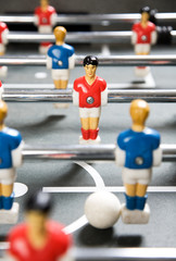 Kickertisch mit blauen und roten Spielern