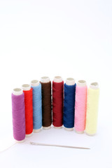 Zwrinrollen mit Nähnadel