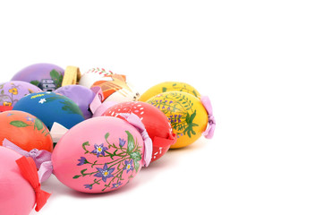 Mehrere handbemalte Ostereier auf weißem Hintergrund