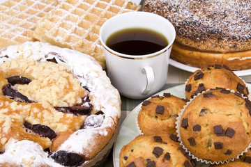 Kuchen mit Muffins und Kaffe