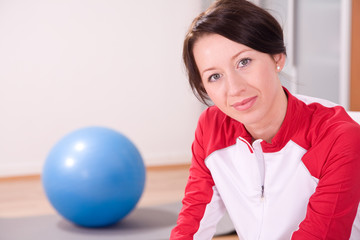 junge frau mit gymnastikball trainerin,sport