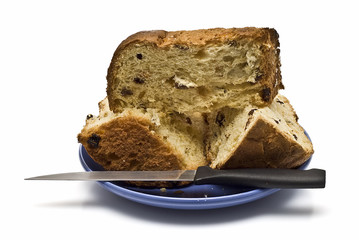 Panetone con cuchillo para cortar.