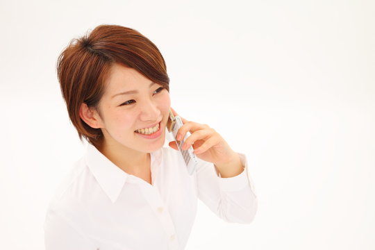 女性携帯電話話す