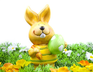 Osterhase auf einer Wiese mit Ostereiern