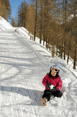 Mädchen spielt im Schnee