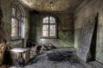 Selbstklebende Fototapete Altes Krankenhaus Beelitz Tür im Raum