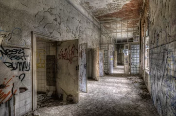 Gordijnen oude vloer in een verlaten ziekenhuis © Grischa Georgiew