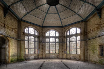 Selbstklebende Fototapete Altes Krankenhaus Beelitz alte Halle