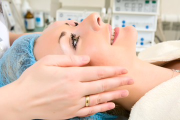 Obraz na płótnie Canvas Girl getting face massage.