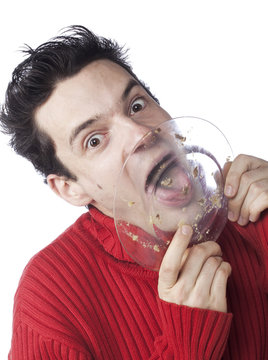 jeune homme l&eacute;chant une assiette