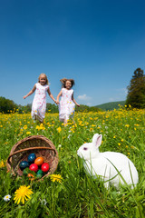 Ostern - Hase auf Wiese, Kinder suchen Eier
