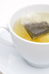 Ausschnitt von Teebeutel in Tasse