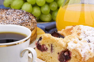 Kuchen mit Weintraube, Kaffe und Orangensaft