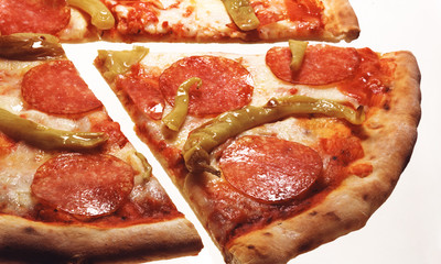 Pizza mit Salami und peperoni