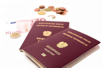 Obraz premium Reisepässe mit Banknoten und Münzen