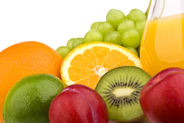 Orange, Kiwi, Limette, Pflaume und Weintrauben