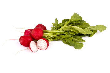 Bund Radieschen mit Bl&auml;ttern isoliert auf wei&szlig;em Hintergrund
