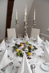 Festtafel weiss eingedeckt
