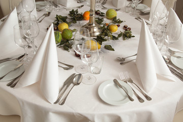 Festtafel weiss eingedeckt