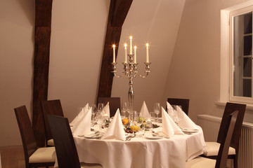 Festtafel weiss eingedeckt