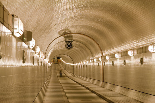 Elbtunnel mit Fahrrad