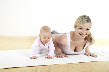 junge mama macht mit ihrem baby fitness + yoga uebungen