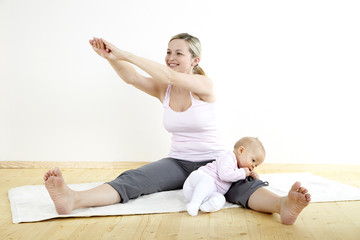 Fototapeta na wymiar Młoda mama robi z jej przydatności dla dzieci + yoga uebungen