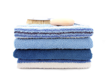 Frotteehandtücher mit Badeutensilien