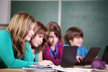 jugendliche mit laptop